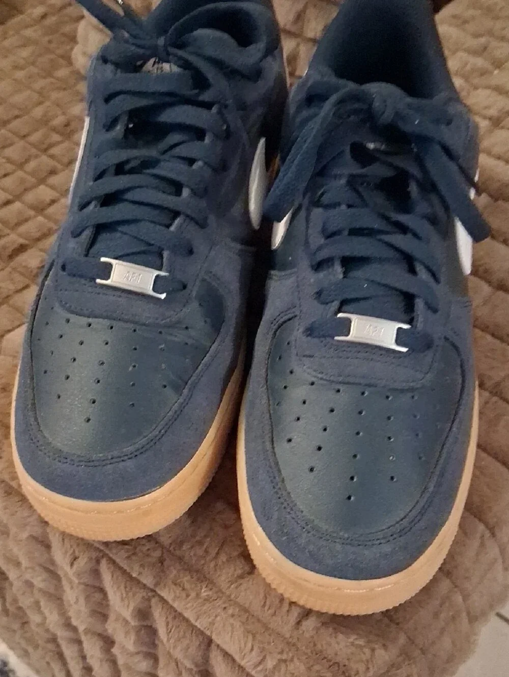 Nike Men's Low-Top Sneakers in Navy with White Swoosh and Gum Sole